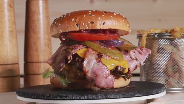 Cheeseburger + Cartofi Proaspeți